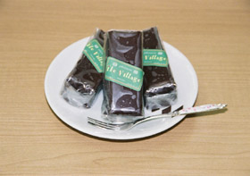 チョコレートケーキを丸かじり!